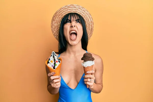 Jovem Morena Com Franja Vestindo Roupa Banho Segurando Dois Cones — Fotografia de Stock