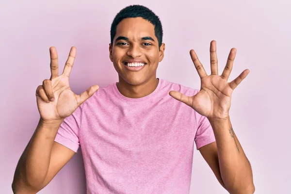 Junger Hübscher Hispanischer Mann Lässigem Rosafarbenem Shirt Der Mit Finger — Stockfoto