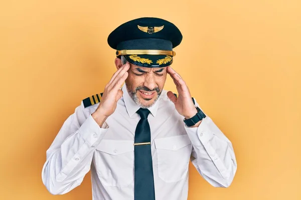 Hezký Muž Středního Věku Šedými Vlasy Uniformě Pilota Letadla Rukou — Stock fotografie