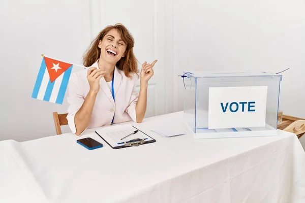 Hermosa Mujer Caucásica Las Elecciones Campaña Política Sosteniendo Bandera Cubana — Foto de Stock