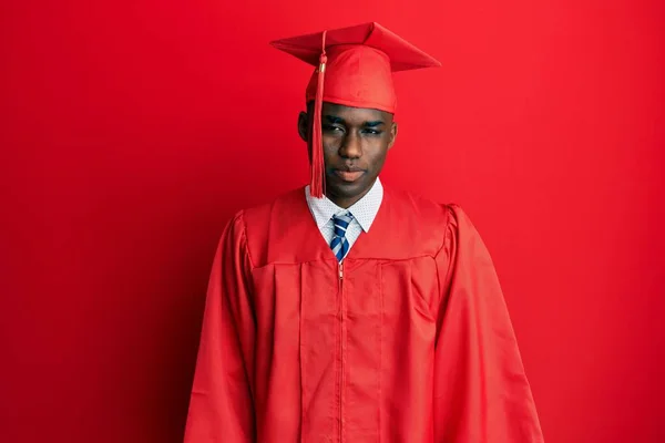 Fiatal Afro Amerikai Férfi Diplomaosztó Sapkában Szertartás Köntösben Depressziós Aggódik — Stock Fotó