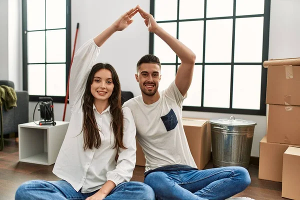 Jovem Casal Hispânico Fazendo Símbolo Casa Com Braços Levantados Nova — Fotografia de Stock