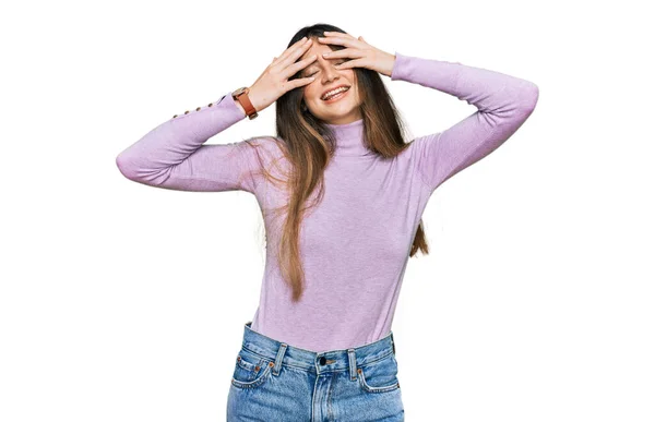 Młoda Piękna Nastolatka Ubrana Sweter Pokrywający Oczy Dłońmi Uśmiechniętymi Wesołymi — Zdjęcie stockowe