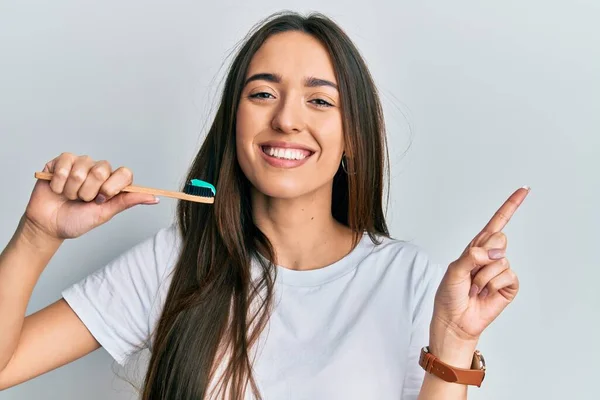 Diş Fırçasıyla Diş Fırçası Tutan Genç Spanyol Kız Gülümsüyor — Stok fotoğraf