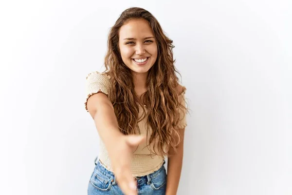 Hermosa Mujer Hispana Pie Sobre Aislado Mientras Fondo Sonriendo Amistoso — Foto de Stock