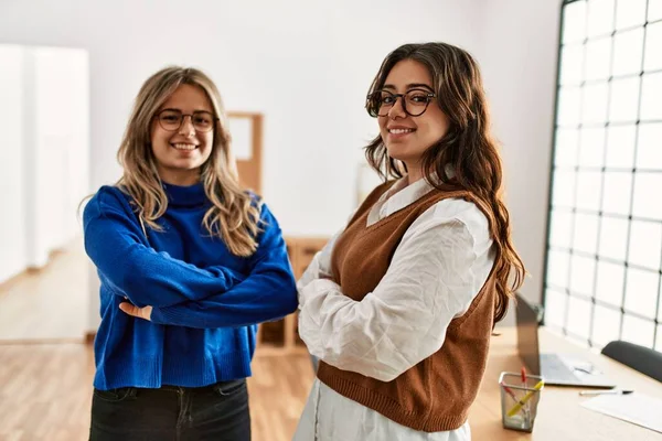 Dos Trabajadoras Negocios Sonriendo Felices Pie Con Los Brazos Cruzados —  Fotos de Stock