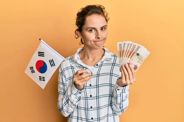 Güney Kore Elinde Tutan Genç Esmer Kadın Şüpheci Gergin Banknotlar — Stok fotoğraf