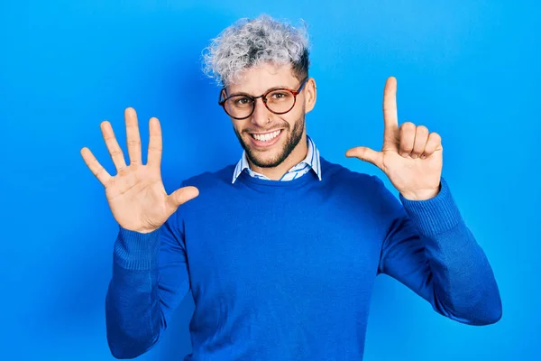 Homem Hispânico Jovem Com Cabelo Tingido Moderno Usando Suéter Óculos — Fotografia de Stock