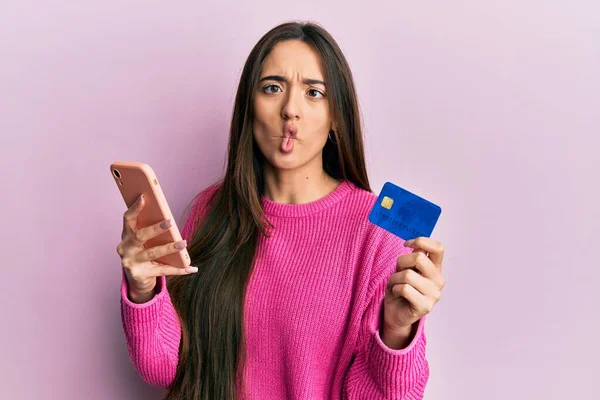 Junge Hispanische Mädchen Mit Smartphone Und Kreditkarte Machen Fischgesicht Mit — Stockfoto