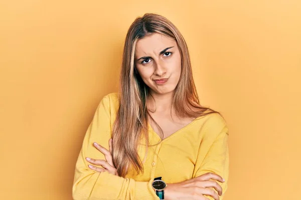 Bella Donna Ispanica Indossa Casual Maglione Giallo Scettico Nervoso Espressione — Foto Stock