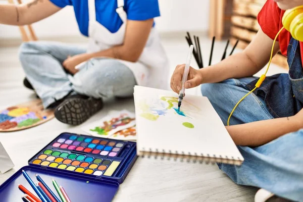 Dos Estudiantes Pintando Cuaderno Sentadas Suelo Escuela Arte — Foto de Stock