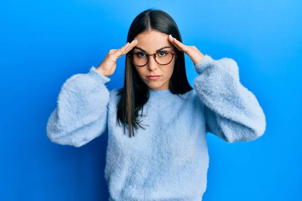 Junge Brünette Frau Lässiger Kleidung Und Brille Mit Der Hand — Stockfoto