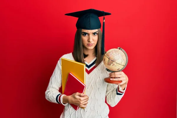 Chica Morena Joven Graduó Geografía Escéptico Nervioso Frunciendo Ceño Molesto —  Fotos de Stock