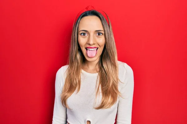 Kırmızı Diyadem Giyen Güzel Spanyol Kadın Komik Bir Ifadeyle Dilini — Stok fotoğraf