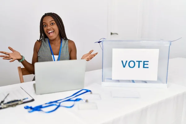 Νεαρή Αφρικάνα Αμερικανίδα Που Εργάζεται Στις Πολιτικές Εκλογές Κάθεται Στο — Φωτογραφία Αρχείου