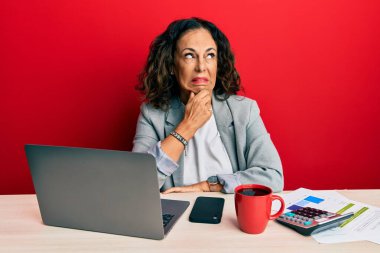 Ofiste çalışan orta yaşlı güzel bir kadın bir fincan kahve içiyor. Endişeli ve gergin bir soru soruyor. 