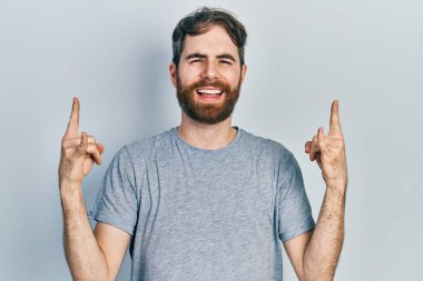 Sakallı, gri tişörtlü, çılgın bir ifadeyle bağıran, elleri havada rock sembolü yapan beyaz bir adam. Müzik yıldızı. ağır kavram. 