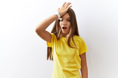 Yanlışlıkla el ele tutuşan esmer bir gencin izole edilmiş arka planda yan yana durması, hatayı unutmayın. Unuttum, kötü hafıza kavramı. 