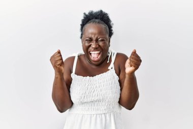 Beyaz arka planda duran genç Afrikalı kadın kolları havada ve gözleri kapalı zaferi kutlarken heyecanla bekliyor. Kazanan konsept. 