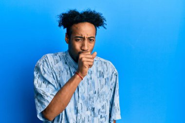 Sakallı, rahat giyimli, kendini iyi hissetmeyen ve soğuk algınlığı veya bronşitin belirtisi olarak öksüren Afrikalı genç bir Amerikalı. sağlık hizmeti kavramı. 