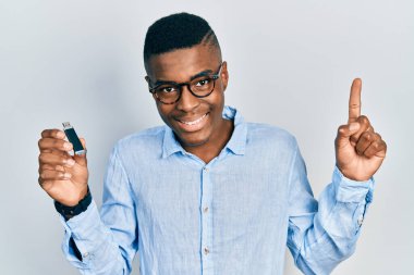 Afro-Amerikalı genç adam, hafızasından silinebilir bir anı taşıyor. Bir fikir ya da soru işareti ile gülümsüyor. Mutlu bir yüzle işaret ediyor. 