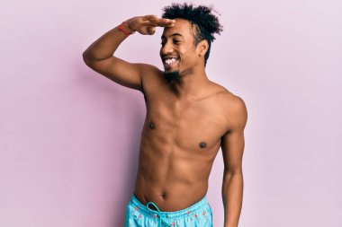 Sakallı, mayolu, mutlu ve tebessüm eden genç bir Afrikalı Amerikalı. arama kavramı. 