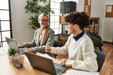 Ofiste çalışan iki işletme yöneticisi..