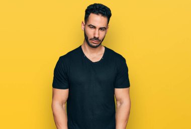 Siyah tişörtlü İspanyol sakallı adam depresyonda ve üzüntüden ağlıyor, kızgın ve korkmuş. hüzünlü ifade. 