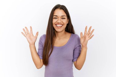 Genç esmer kadın arka planda durmuş çılgın ve başarıyı kutluyor kollarını kaldırmış ve gözleri açık heyecanlı bir şekilde çığlık atıyor. Kazanan konsept 