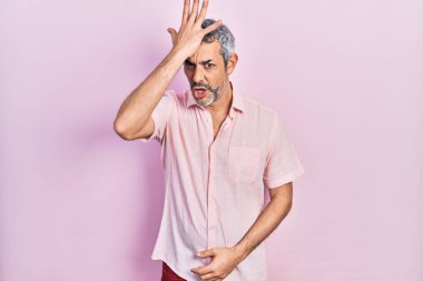 Gri saçlı, sıradan tişörtlü, yakışıklı, orta yaşlı bir adam. Yanlışlıkla el ele tutuşarak şaşırmış. Hatayı hatırla. Unuttum, kötü hafıza kavramı. 