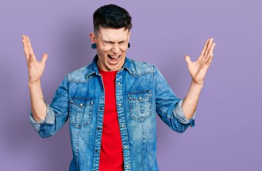 Kulakları genişlemiş, sıradan kot ceket giyen genç, çılgın ve başarıyı kutlayan, kolları havada ve gözleri kapalı heyecanlı bir beyaz çocuk. Kazanan konsept 