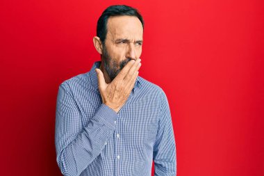 Orta yaşlı İspanyol bir adam gündelik kıyafetler giyip ağzıyla ağzını kapatmaktan sıkılmış. Huzursuz ve uykulu.. 