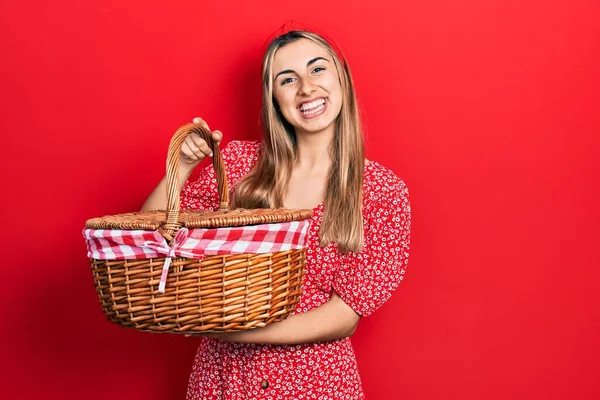 Güzel Spanyol Kadın Piknik Sepeti Tutuyor Mutlu Havalı Bir Gülümsemeyle — Stok fotoğraf