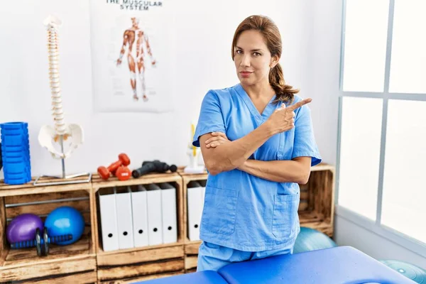 Fisioterapeuta Hispana Mediana Edad Que Trabaja Clínica Recuperación Del Dolor —  Fotos de Stock