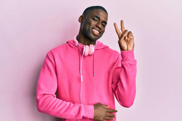 Νεαρός Αφροαμερικάνος Που Φοράει Ρούχα Γυμναστικής Και Χρησιμοποιεί Ακουστικά Χαμογελώντας — Φωτογραφία Αρχείου