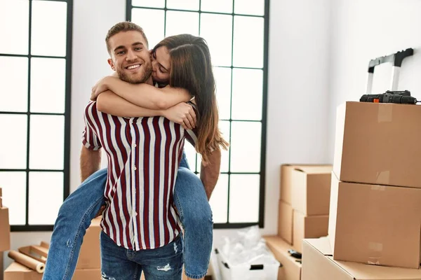 Young Caucasian Man Holding Woman His Back New Home — Stock Photo, Image