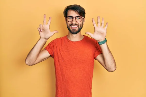 Jeune Homme Hispanique Portant Des Vêtements Décontractés Des Lunettes Montrant — Photo