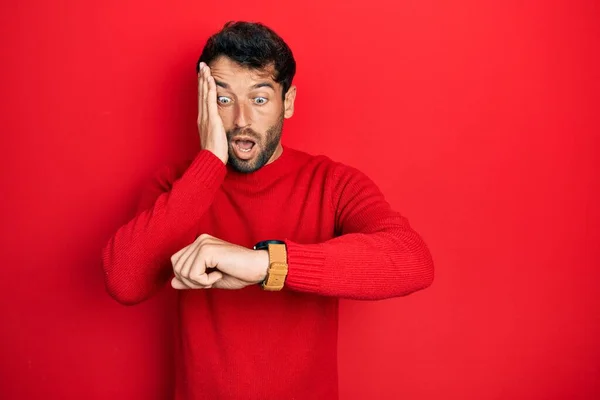 Bonito Homem Com Barba Vestindo Camisola Vermelha Casual Olhando Para — Fotografia de Stock