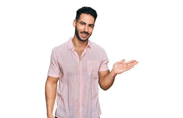 Homem Hispânico Com Barba Vestindo Camisa Casual Sorrindo Alegre Apresentando — Fotografia de Stock