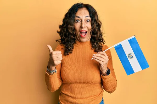 Mujer Hispana Mediana Edad Sosteniendo Bandera Del Salvador Apuntando Con —  Fotos de Stock