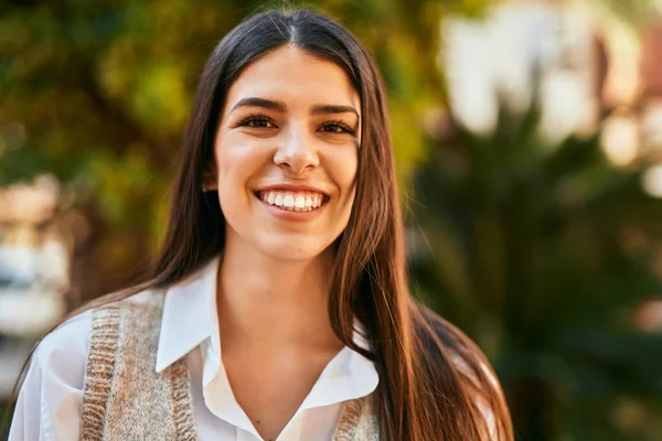 Jovem Hispânica Sorrindo Feliz Cidade — Fotografia de Stock