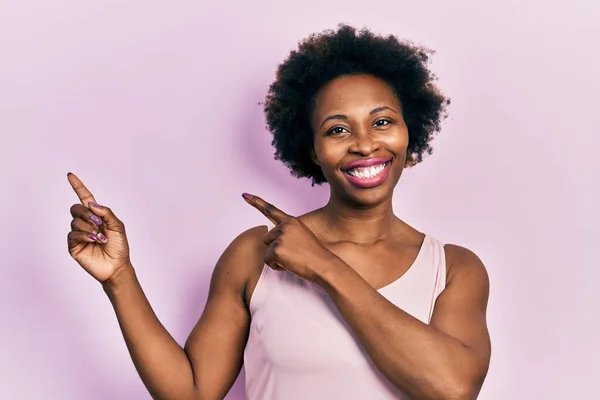 Молода Афроамериканська Жінка Звичайній Сорочці Рукава Посміхається Дивиться Камеру Двома — стокове фото