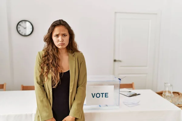 Vacker Latinamerikansk Kvinna Står Politisk Kampanj Rum Deprimerad Och Oroa — Stockfoto