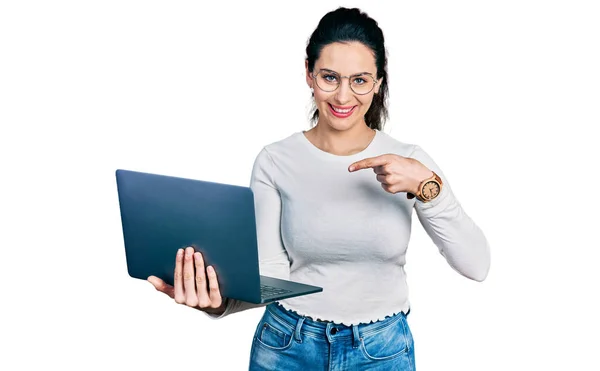 Jovem Hispânica Trabalhando Usando Laptop Computador Sorrindo Feliz Apontando Com — Fotografia de Stock