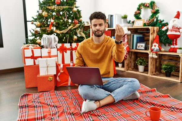 Hombre Joven Árabe Usando Ordenador Portátil Sentado Junto Árbol Navidad — Foto de Stock