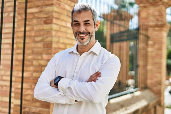 Hombre Pelo Gris Mediana Edad Sonriendo Feliz Con Los Brazos — Foto de Stock