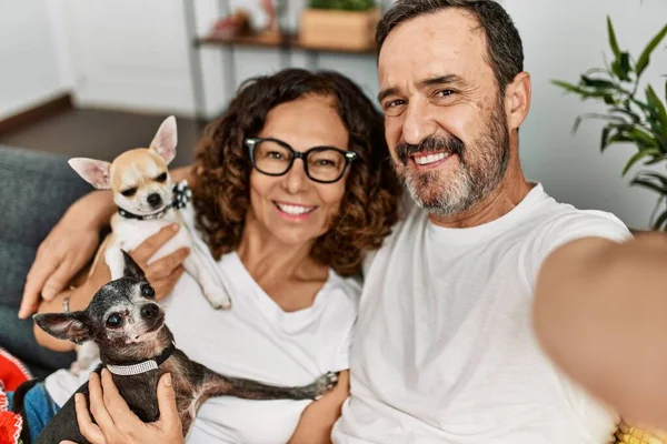 Medelålders Latinamerikanskt Par Som Ler Glatt Och Gör Selfie Vid — Stockfoto