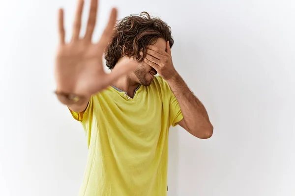 Joven Hispano Pie Sobre Fondo Aislado Cubriendo Los Ojos Con — Foto de Stock