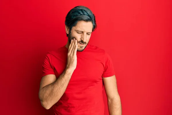 Hombre Hispano Joven Que Usa Una Camiseta Roja Casual Tocando — Foto de Stock