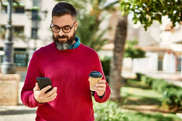 Jonge Spaanse Uitvoerende Man Met Smartphone Het Drinken Van Koffie — Stockfoto